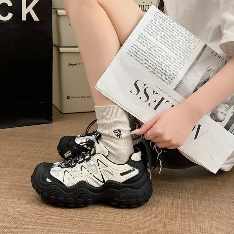 Women’s Sneakers, Fashionable Lightweight Sports Footwear for Daily Wear.